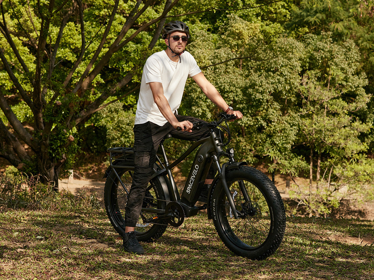The SPACEVELO Terra X1 is a premium all-terrain electric bike built for adventure and daily commuting. Powered by a robust 48V 750W rear hub motor with 90N.M torque, it delivers smooth acceleration on any terrain. The high-capacity 48V 20Ah LG battery provides an impressive 60-mile range per charge. Featuring 120mm hydraulic suspension, 26x4.0" Kenda fat tires, and Zoom hydraulic disc brakes, it handles city streets and off-road trails with ease. Practical features include a 150LB rear rack capacity, 8-spee